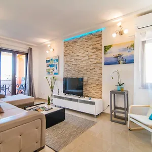 Charming House On The And Deluxe Apartment